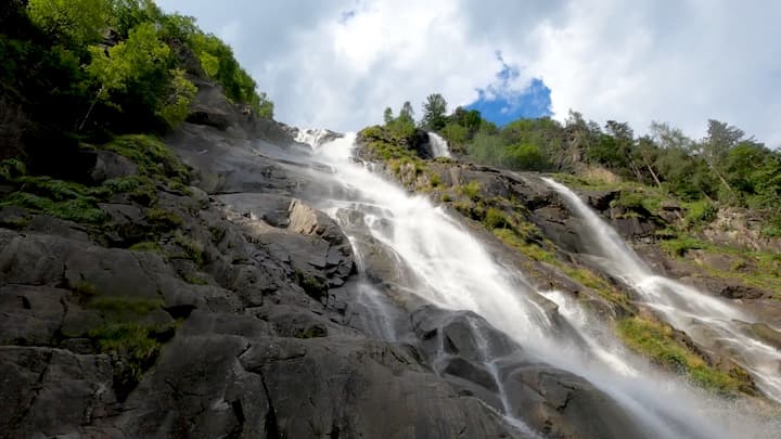 Tropical Waterfall Cliffs, a Nature live wallpaper for Mac