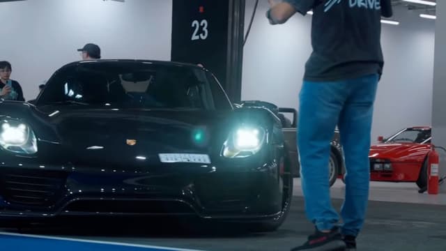 Porsche 918 Spyder Garage, a Cars live wallpaper for Mac