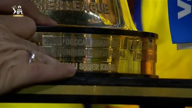 Ms Dhoni Signs the Trophy, a Others live wallpaper for Mac